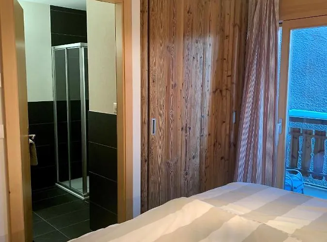 Ski-in, Ski-out 4, *